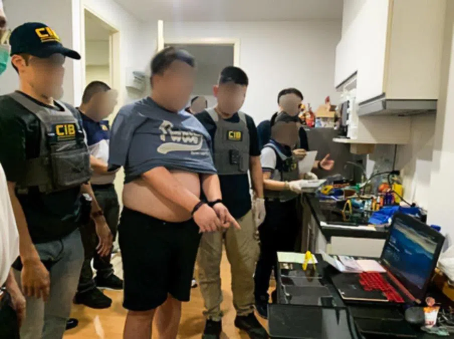 泰国皇家警察扣押三名嫌犯总值超过2000万泰铢（约79万零635新元）的资产。（新泰警方提供）