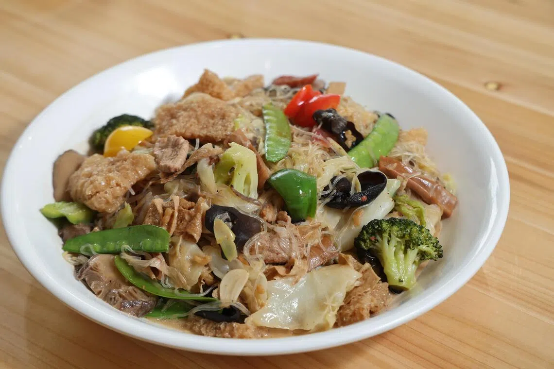 全家福是过年过节必吃的炒杂菜，在新加坡和海南岛所用的食材有些不同。（唐家鸿摄）