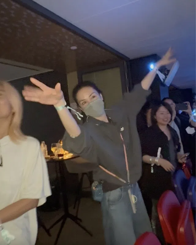王菲被目击在谢霆锋演唱会上兴奋跳舞。（互联网）