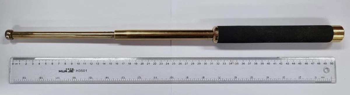 21岁嫌犯逃避警员搜查，涉嫌当街拿出50厘米长的伸缩式棍子反抗。（警方提供）