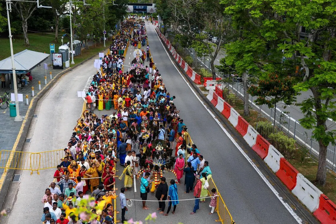 超过1万9000名印度教徒从1月31日深夜开始，分批走上本地街头欢庆大宝森节。（林明顺摄）