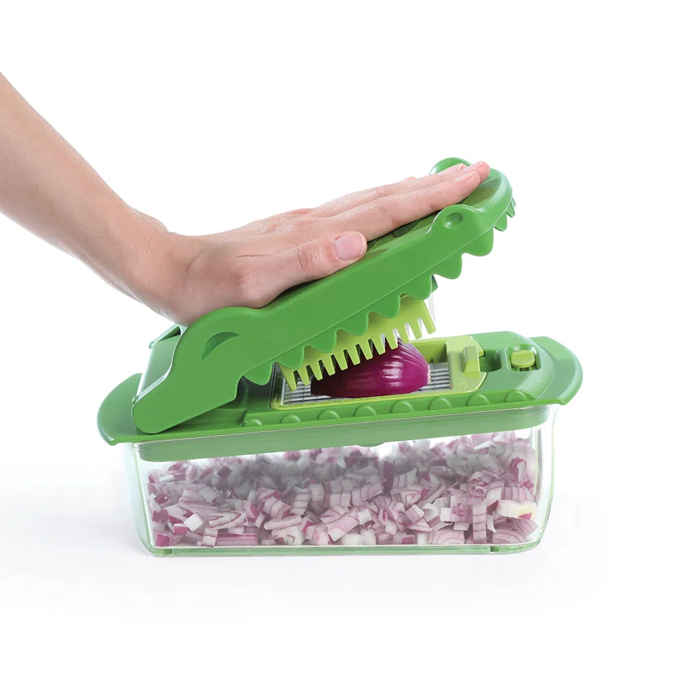 鳄鱼张嘴吞下一颗洋葱，按压就能切成碎块。（取自mrphy.sg）