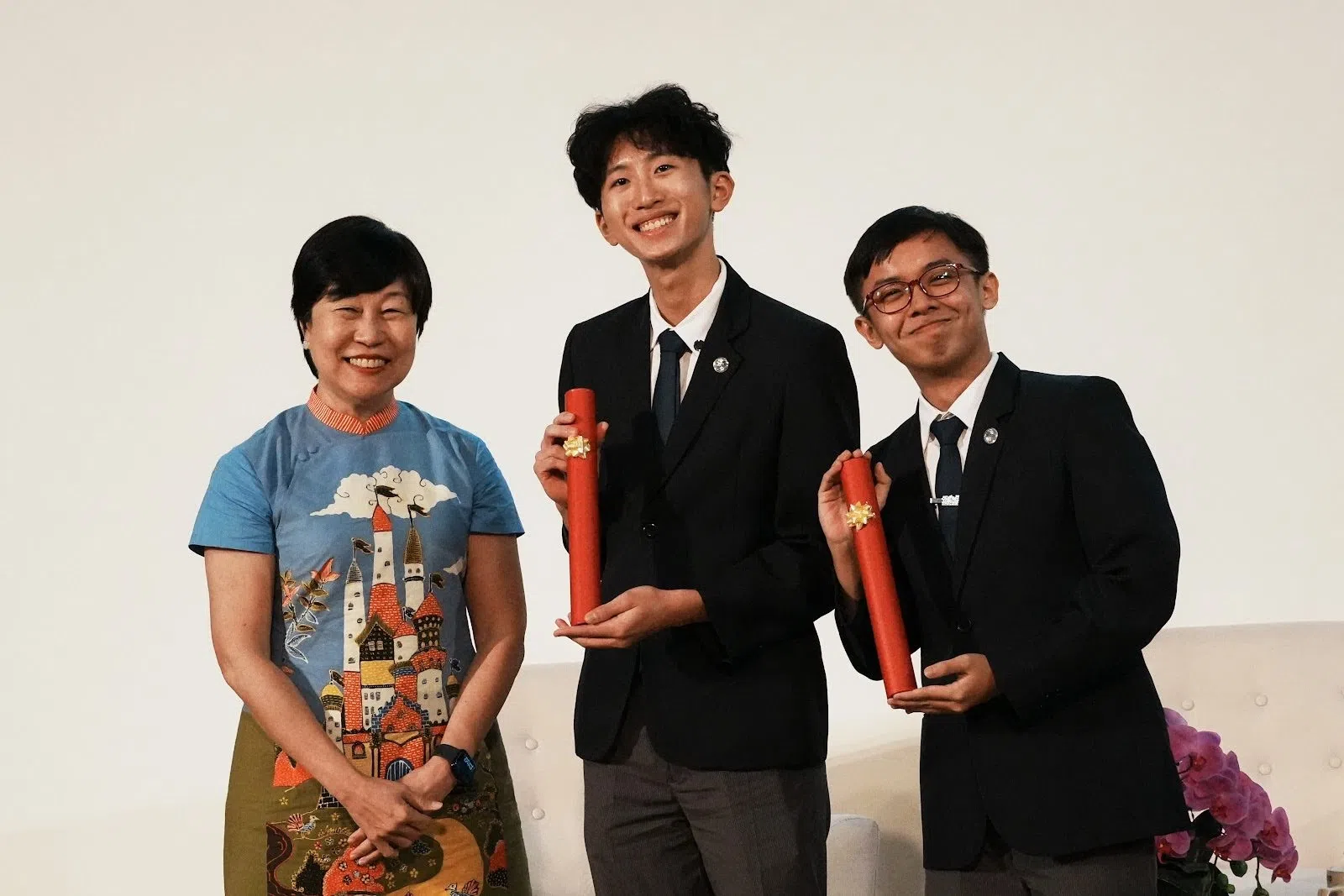 教育部课程规划与发展司母语处司长王梅凤（左一）与获得“优秀论文”奖项的学生合影留念。（江奕莹摄）