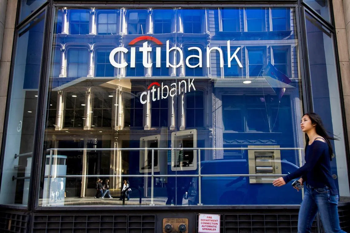 花旗集团首席执行官弗雷泽是在2021年3月接任的。在她在任期间，她一直致力于把银行业务简化，包括减少花旗集团的全球业务和裁员。而她也确实让花旗集团的开支同比减少了2%。（彭博社）