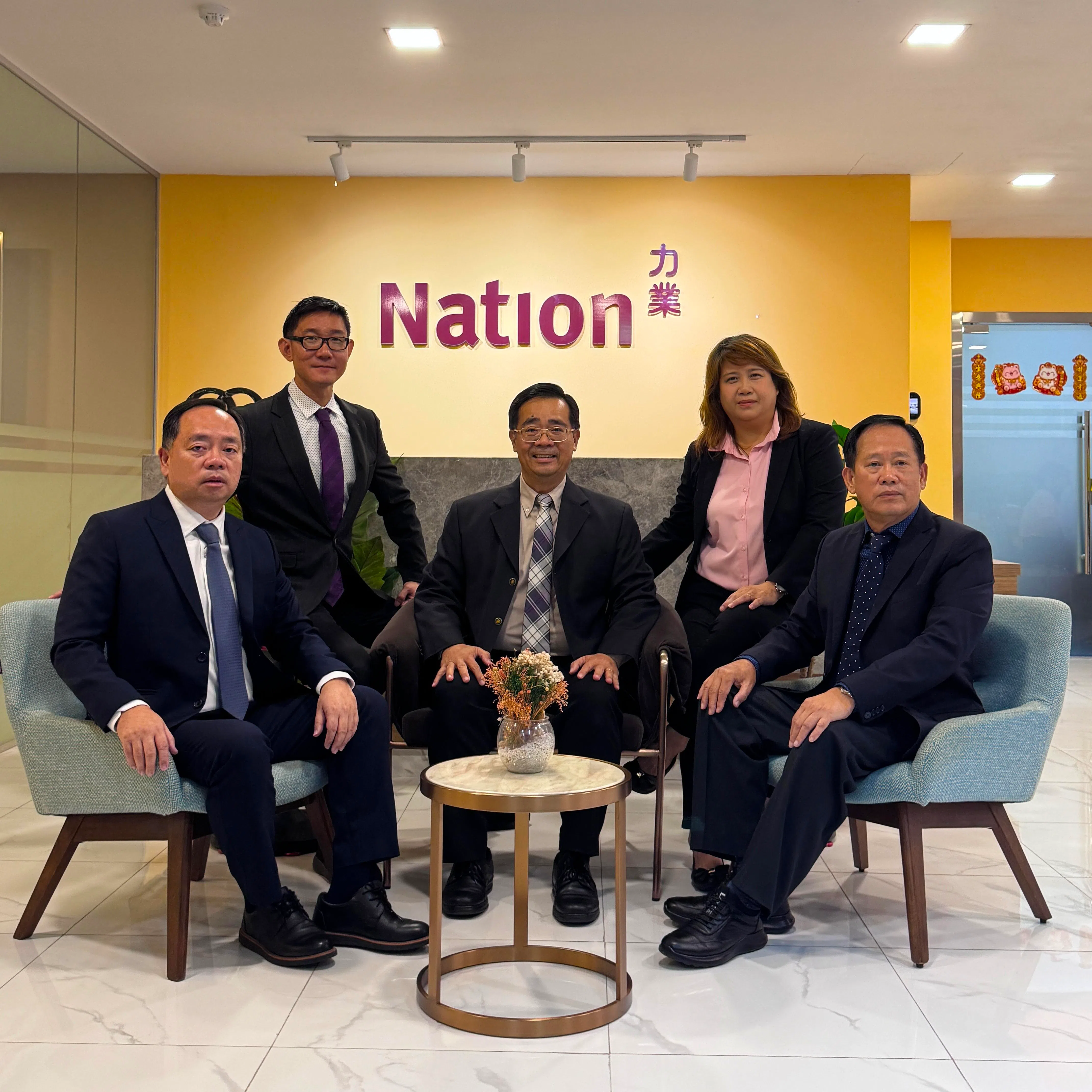 Nation获得新加坡金字品牌奖—成名品牌，集团董事陈美雄（中）深感荣幸。（受访者提供）