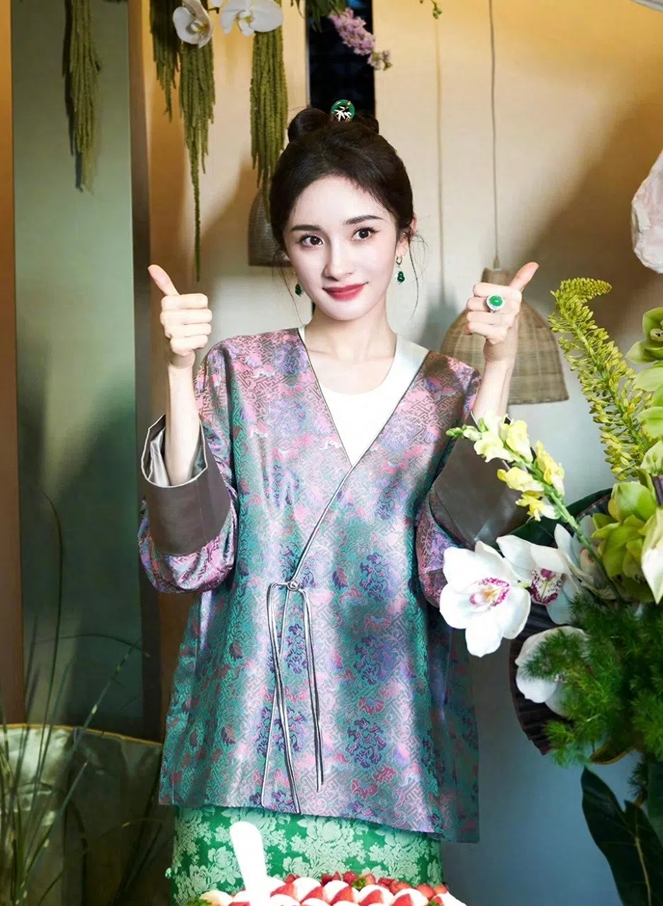 杨幂经常在日常中融入“新中式”穿搭。（互联网）