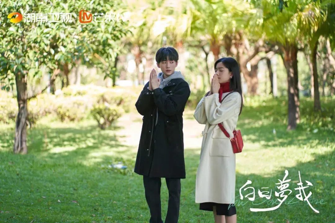 庄达菲（右）在《白日梦我》打开了同学周翊然（左）的心房。（互联网）