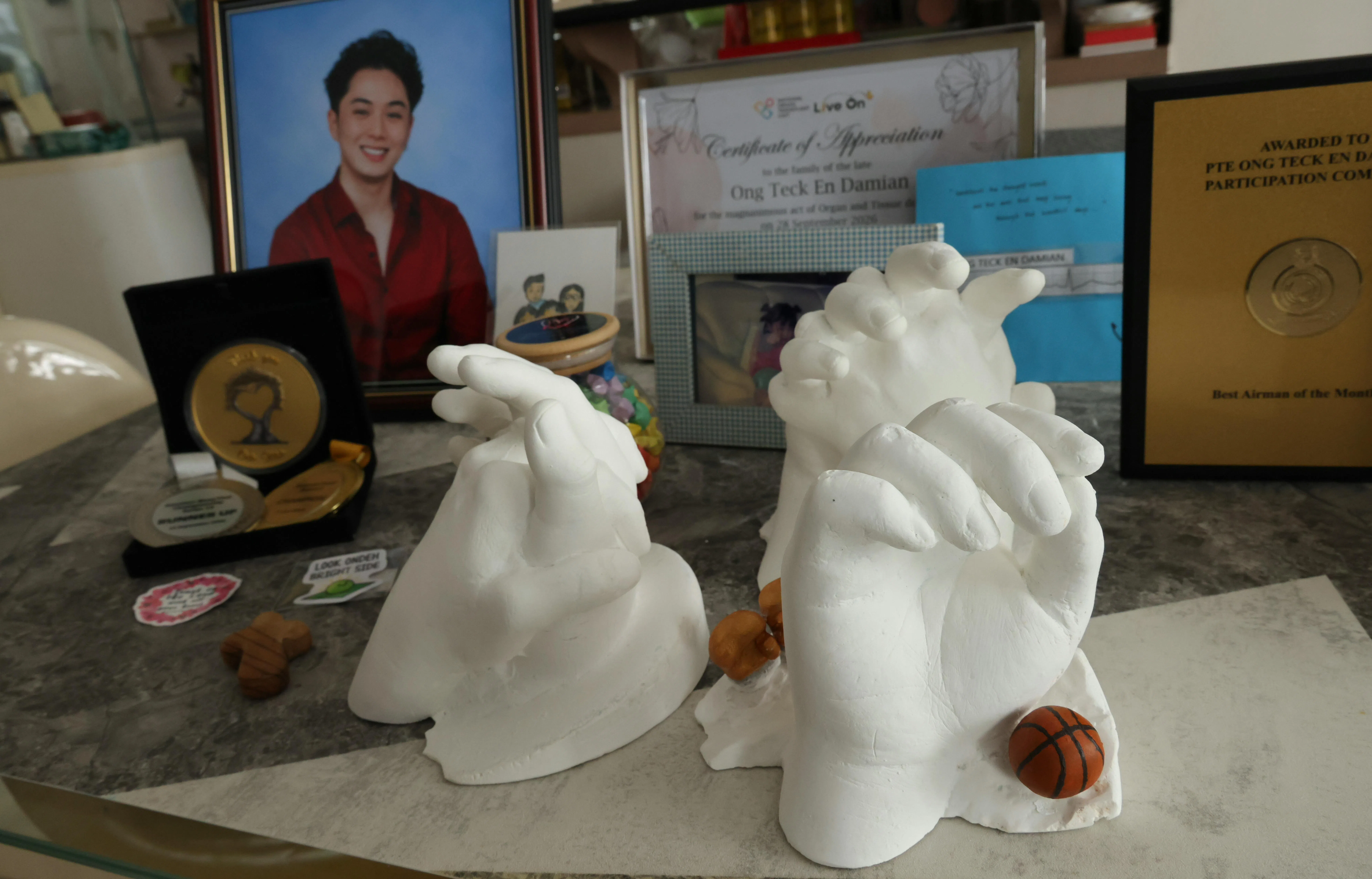 陈笃生医院医护人员为王德恩制作的石膏手掌模具，成为家属缅怀他的珍贵纪念。（梁麒麟摄）