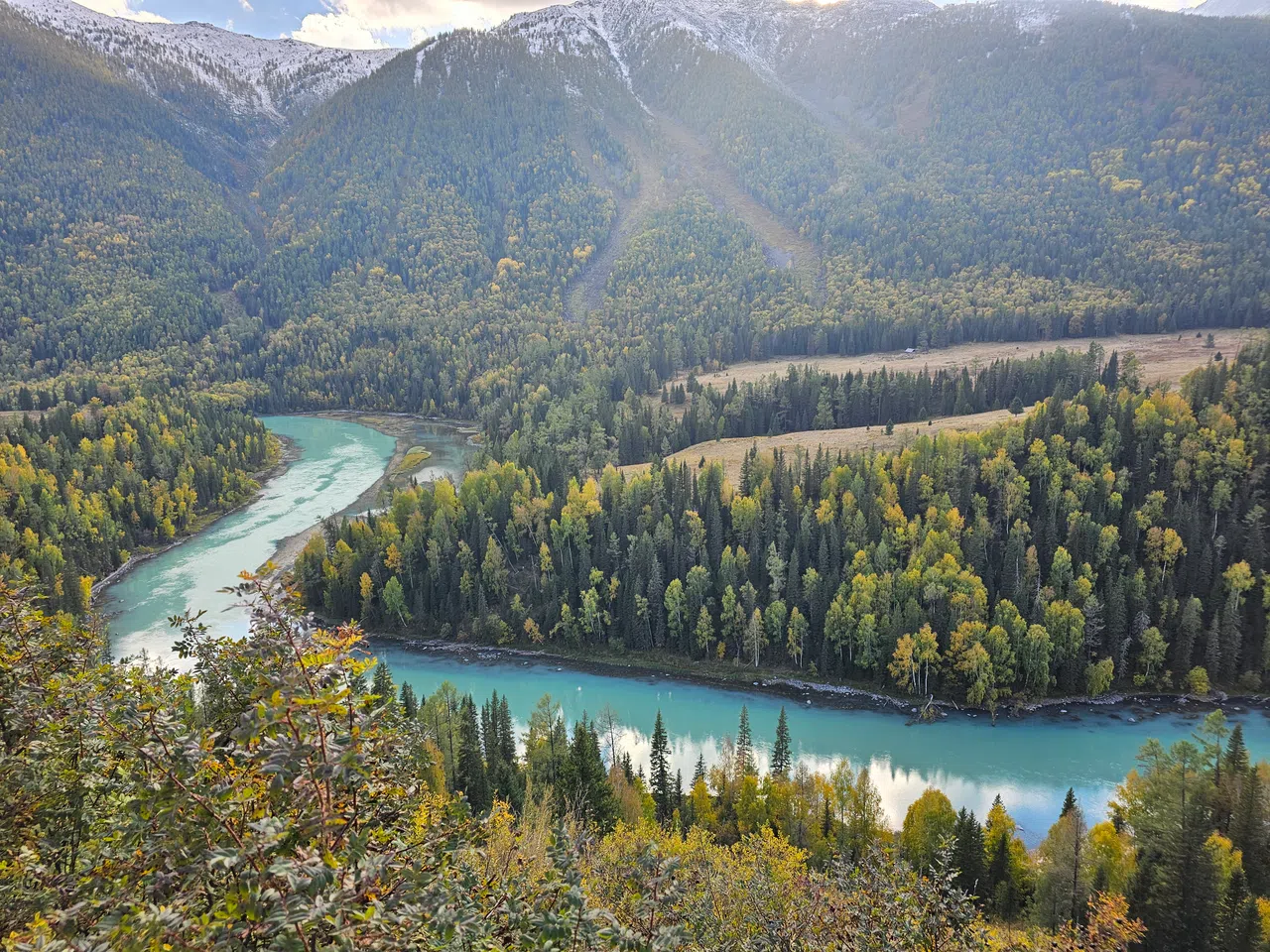 镶嵌在针叶林里的月亮湾。（莞尔摄）