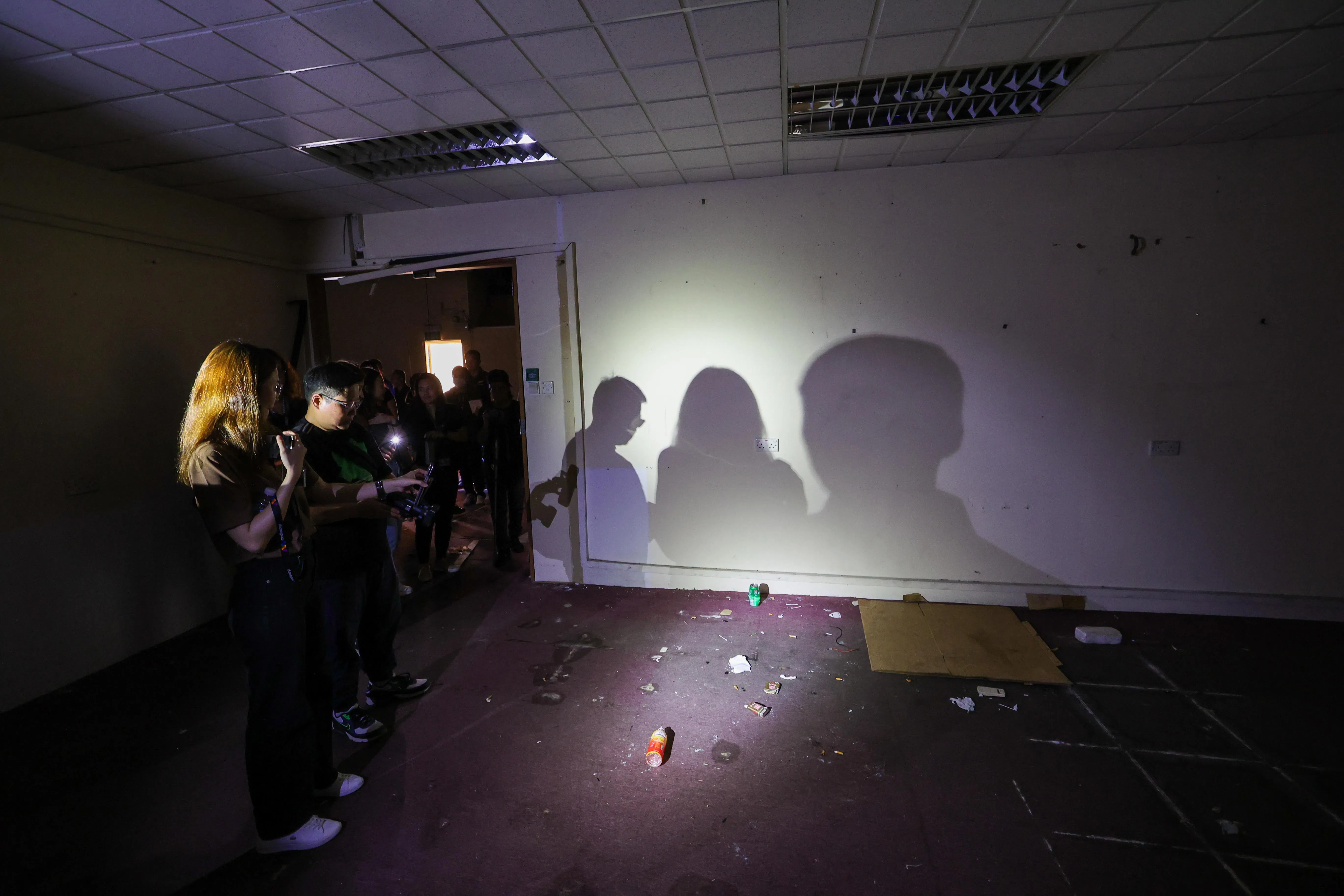 稽查人员废弃工厂内发现各种饮料和烟头，还有数包漏税香烟。（陈斌勤摄）