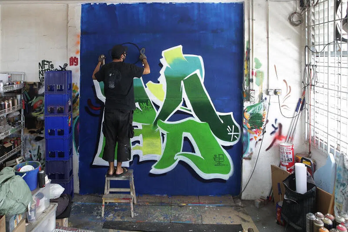 ANTZ以深蓝色背景代表无尽的黑夜，“盼”字则用亮绿色和黄色绘画，显得特别突出，仿佛黑暗中出现的一道曙光。（蔡家增摄）