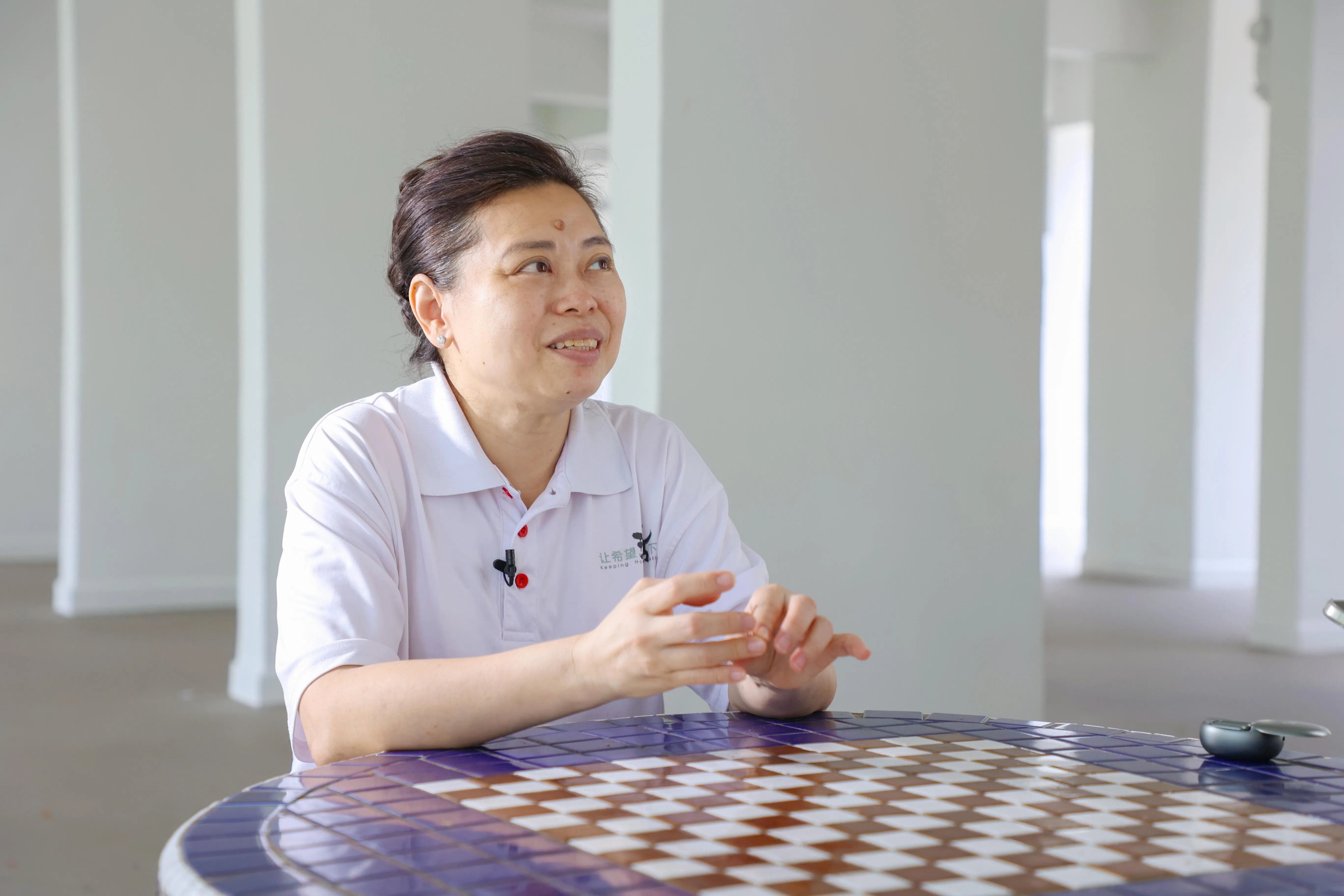 潘迎芬鼓励身体有障碍的人，坦然接受，勇于面对，用不同方式为社会发出一分光。（游甯稀摄）