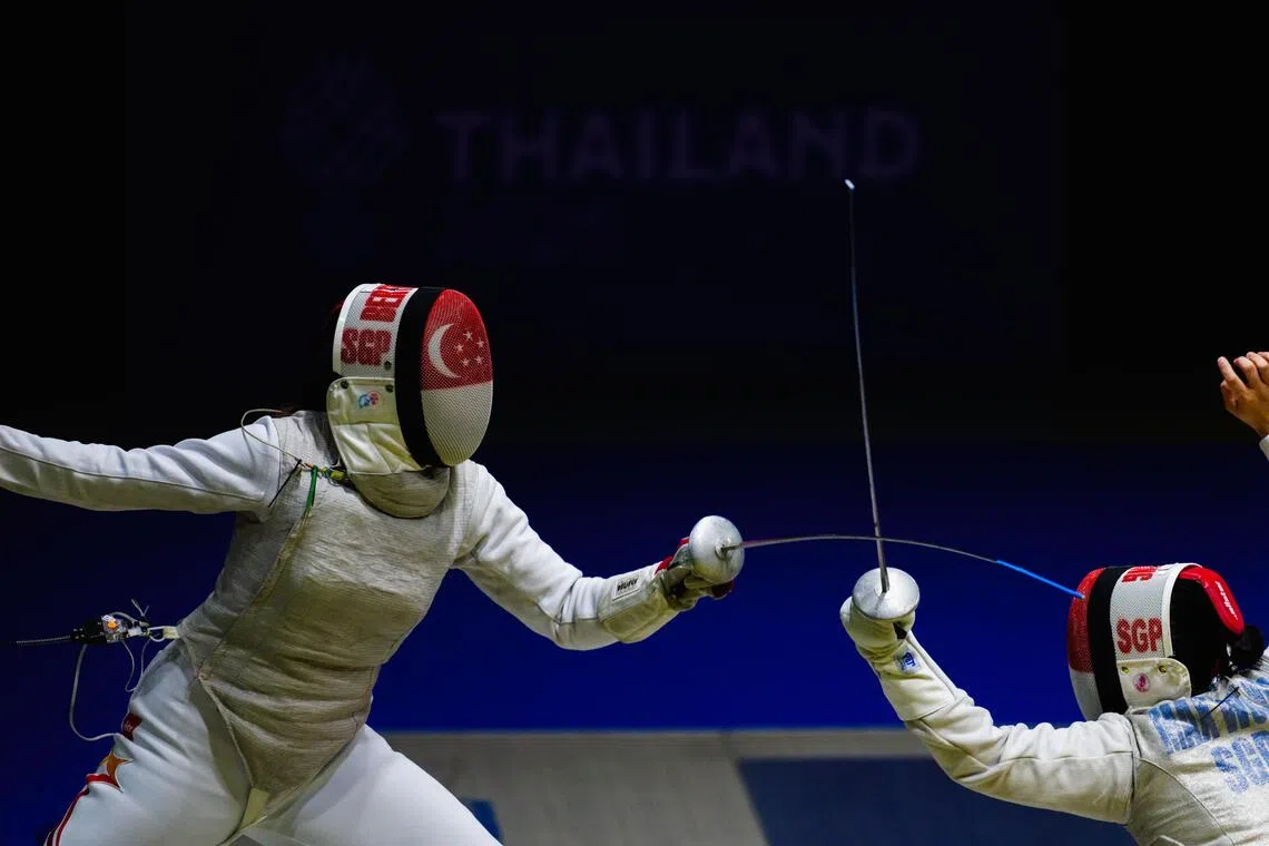 决赛对垒队友黄颉歆（右），阿米塔以15比4胜出。（新加坡体育理事会提供）