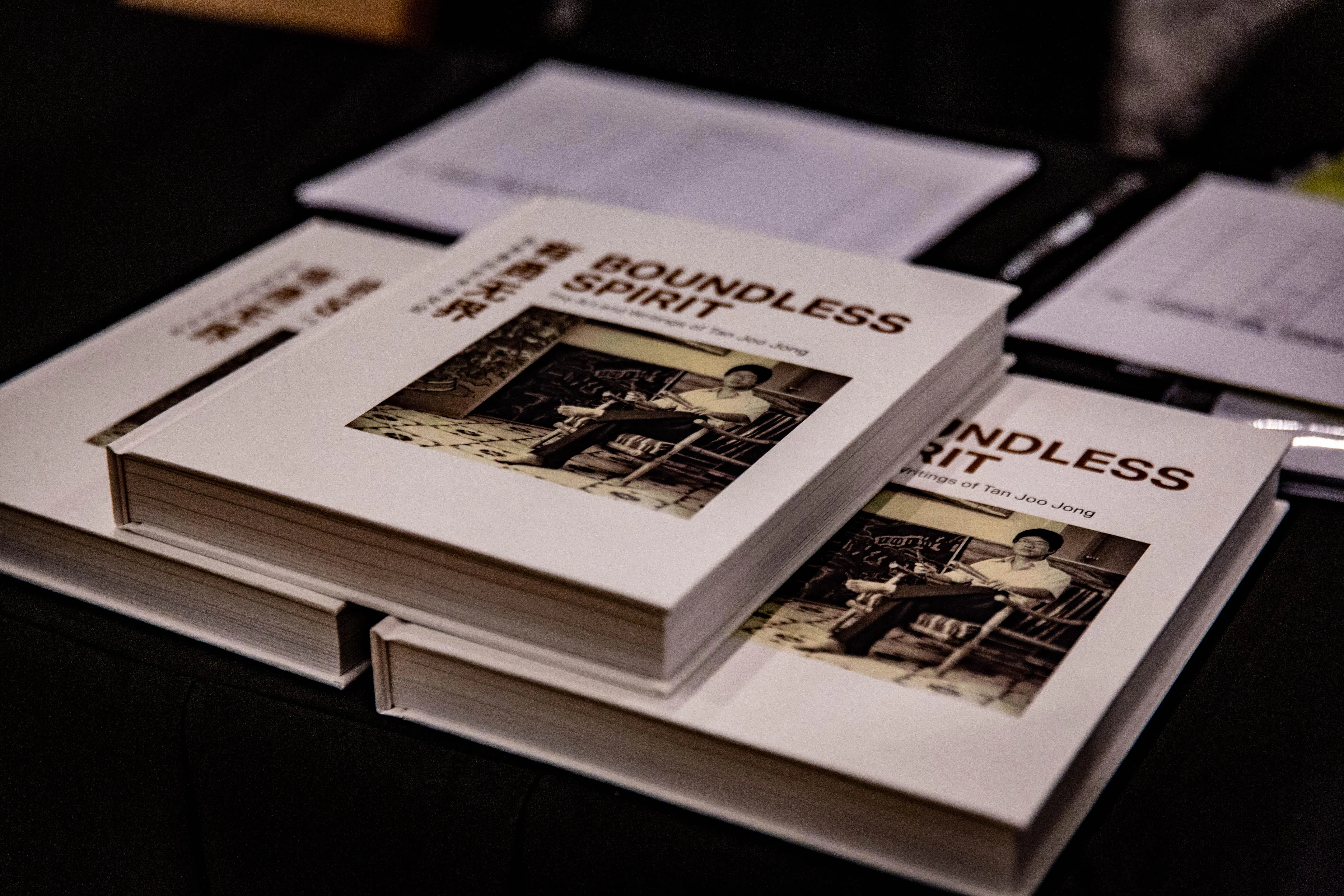 《有勇无界：陈有勇的艺术与文论》画册收录陈有勇超过200张作品和文论。（国大博物馆提供）