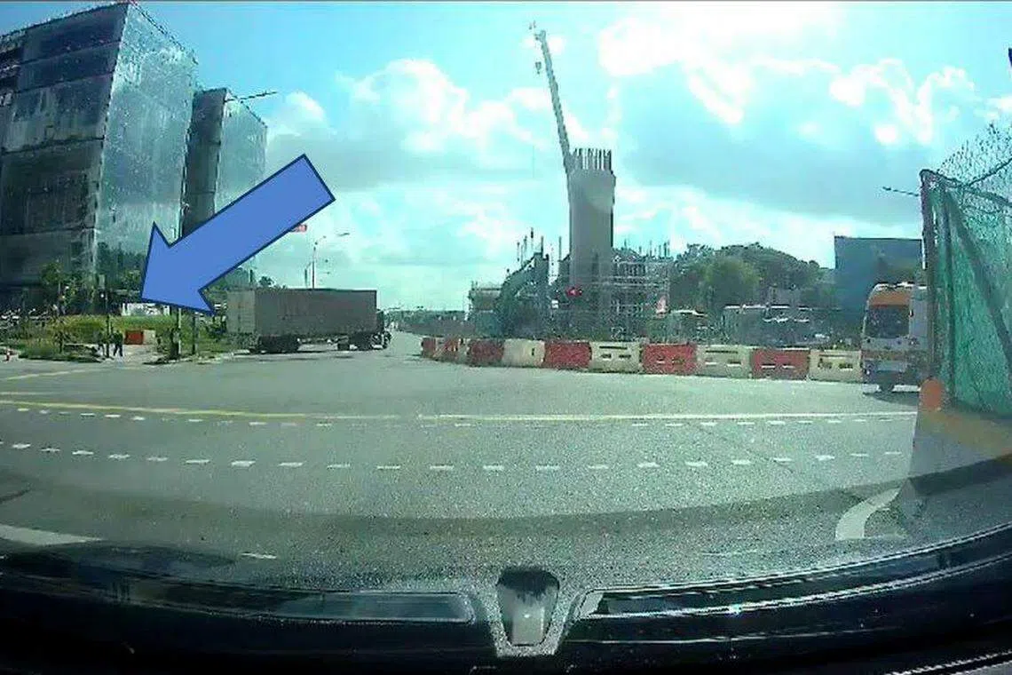 吴荣龙事发时正越过斑马线，遭被告的罗厘撞上后伤重不治。蓝色箭头为肇祸罗厘和吴荣龙。（取自法庭文件）