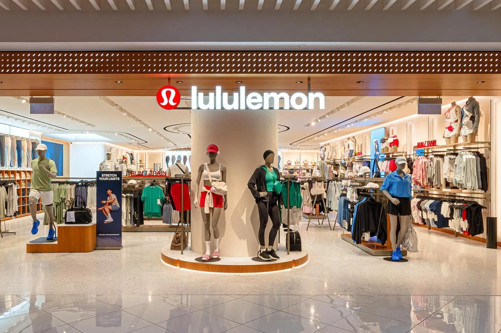 Lululemon首席执行官麦克唐纳说：“我们这个行业今天又面对到另一轮的关税和经营成本的改变。税率的提高和最低限度豁免条款的取消，是导致我们下调今年的业绩预测的主要原因。”（档案照片）
