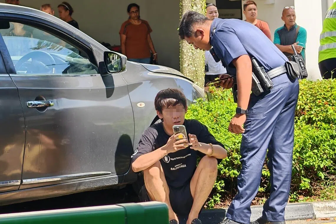 肇事男驾驶（黑衣者）事后接受警方问话。（新明日报）