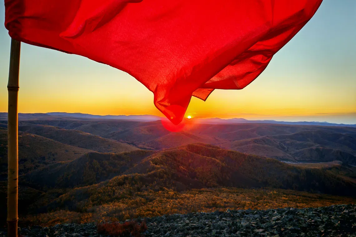 旗映朝阳。（吴伟承摄）