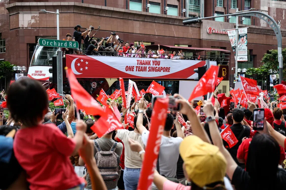 当残奥健儿的游行巴士抵达乌节路庆贺点时，守候多时的国人向他们送出最大的喝彩声。（关俊威摄）