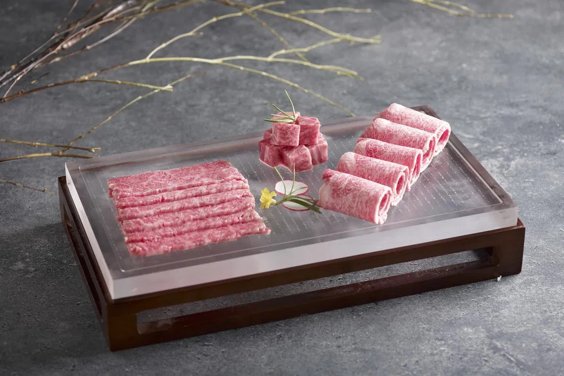美滋锅尊鲜厢房专属的和牛拼盘包括手切日本A4和牛、日本A4和牛丁、鹿儿岛A4和牛。（餐馆提供）