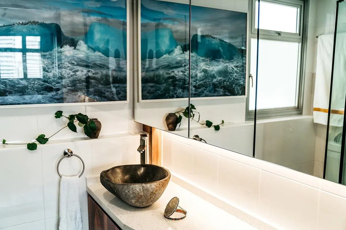 主卧室厕所有独特的石头形状盥洗盆。（Pivot.sg提供照片）