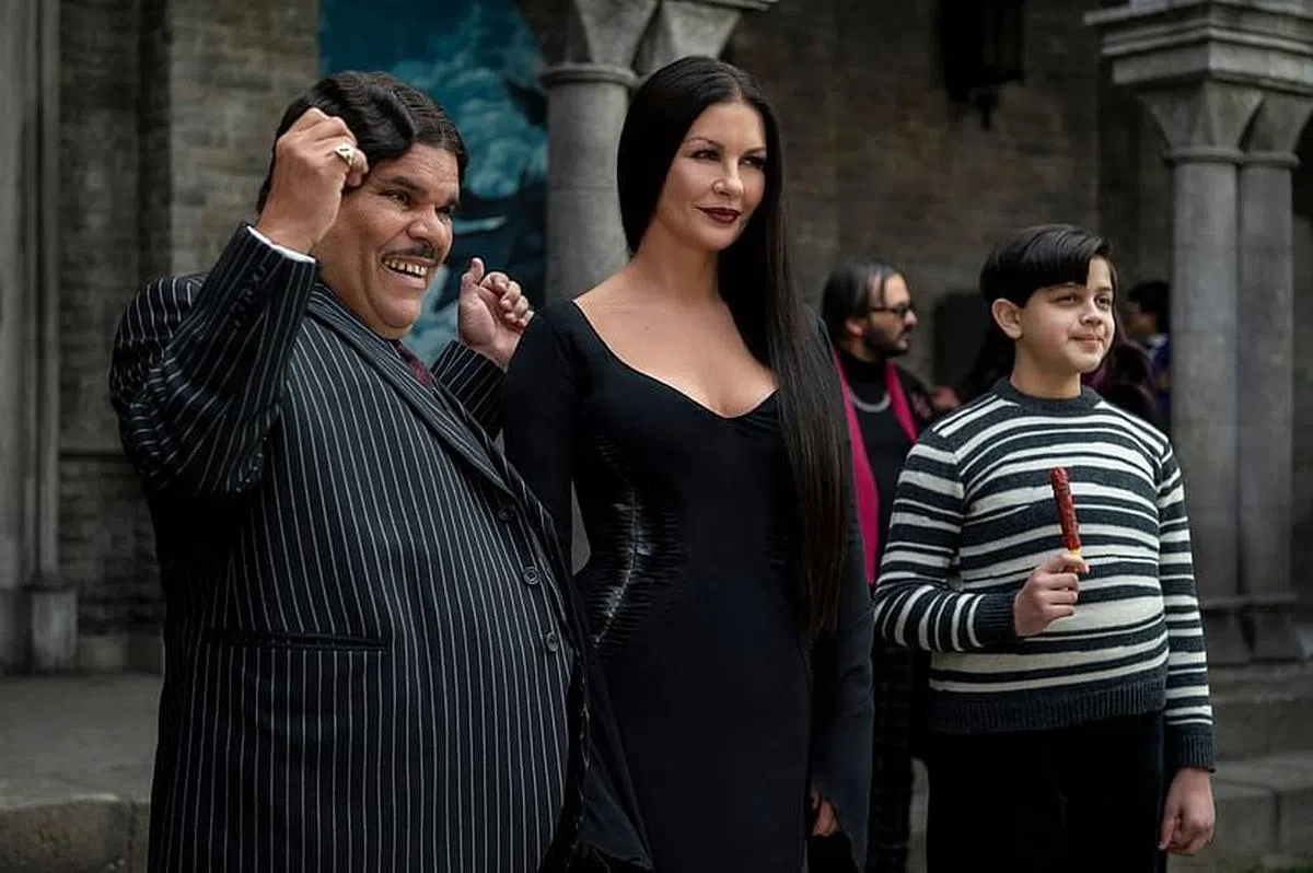 阿达一族的爸爸、妈妈和弟弟角色，分别由Luis Guzman（左起）、Catherine Zeta-Jones和Issac Ordonez扮演。