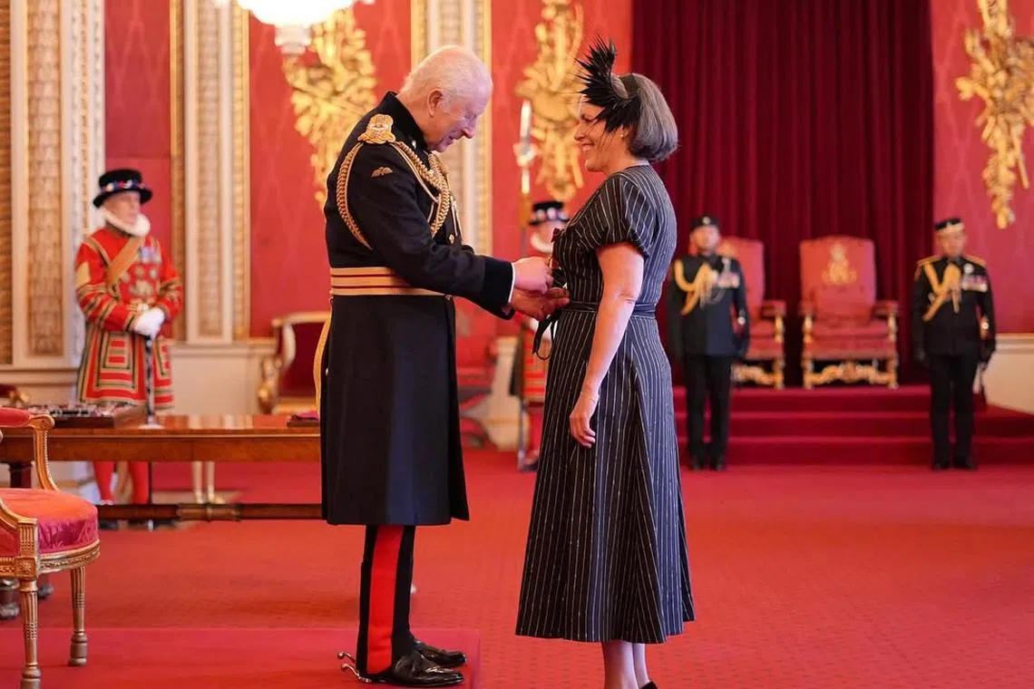 艾玛诺兰（右）接受查尔斯国王授予女爵士勋衔。（取自英国皇室官方IG）