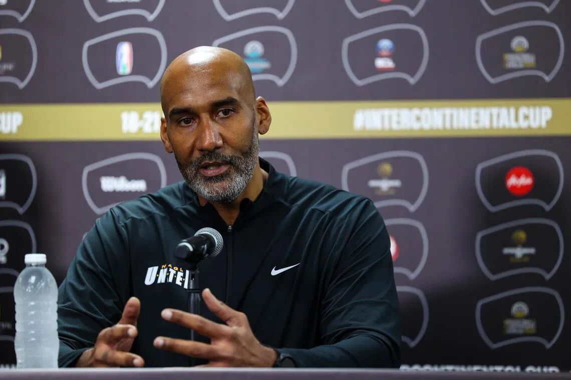 NBA发展联盟联队教练布莱尔认为，球队刚在一起磨合不久，能打出这样的表现已属不易。（林明顺摄）