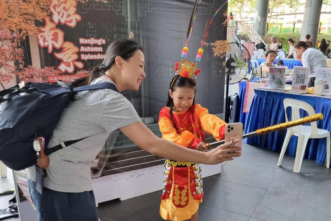 孙悟空套装吸引小朋友试穿打卡。（江苏旅游（新马）推广中心提供）