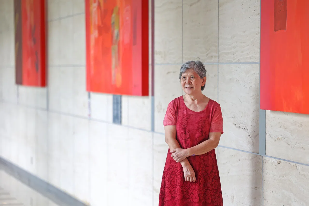 2023年3月31日，林春兰回到她熟悉的报业中心礼堂，为口述历史项目拍照。（陈渊庄摄）