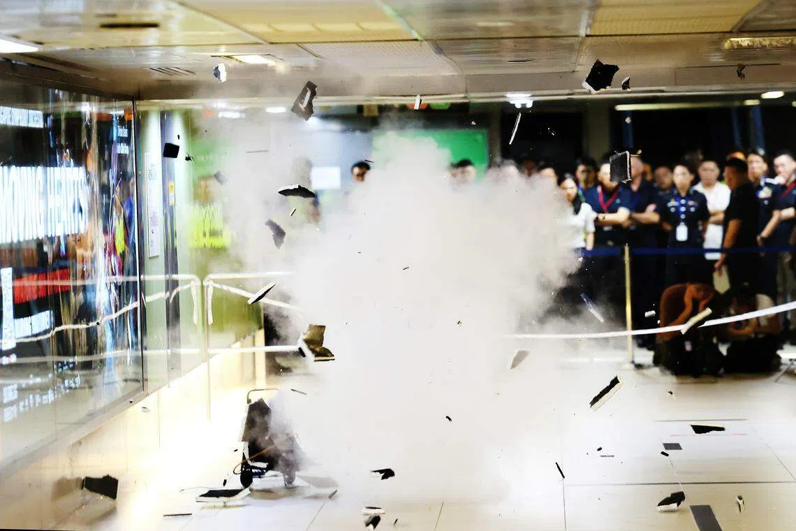 莱佛士坊地铁站出现可疑行李，各机构启动紧急应变措施不久，行李就突然炸开，现场烟雾弥漫。（蔡家增摄）