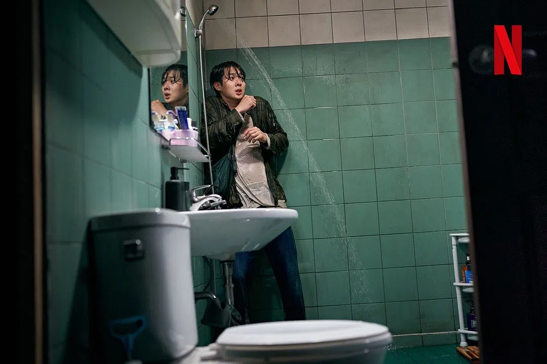 平凡大学生怡荡（崔宇植饰）意外杀人，后来发现受害者是连环杀人犯。（取自Netflixkr）