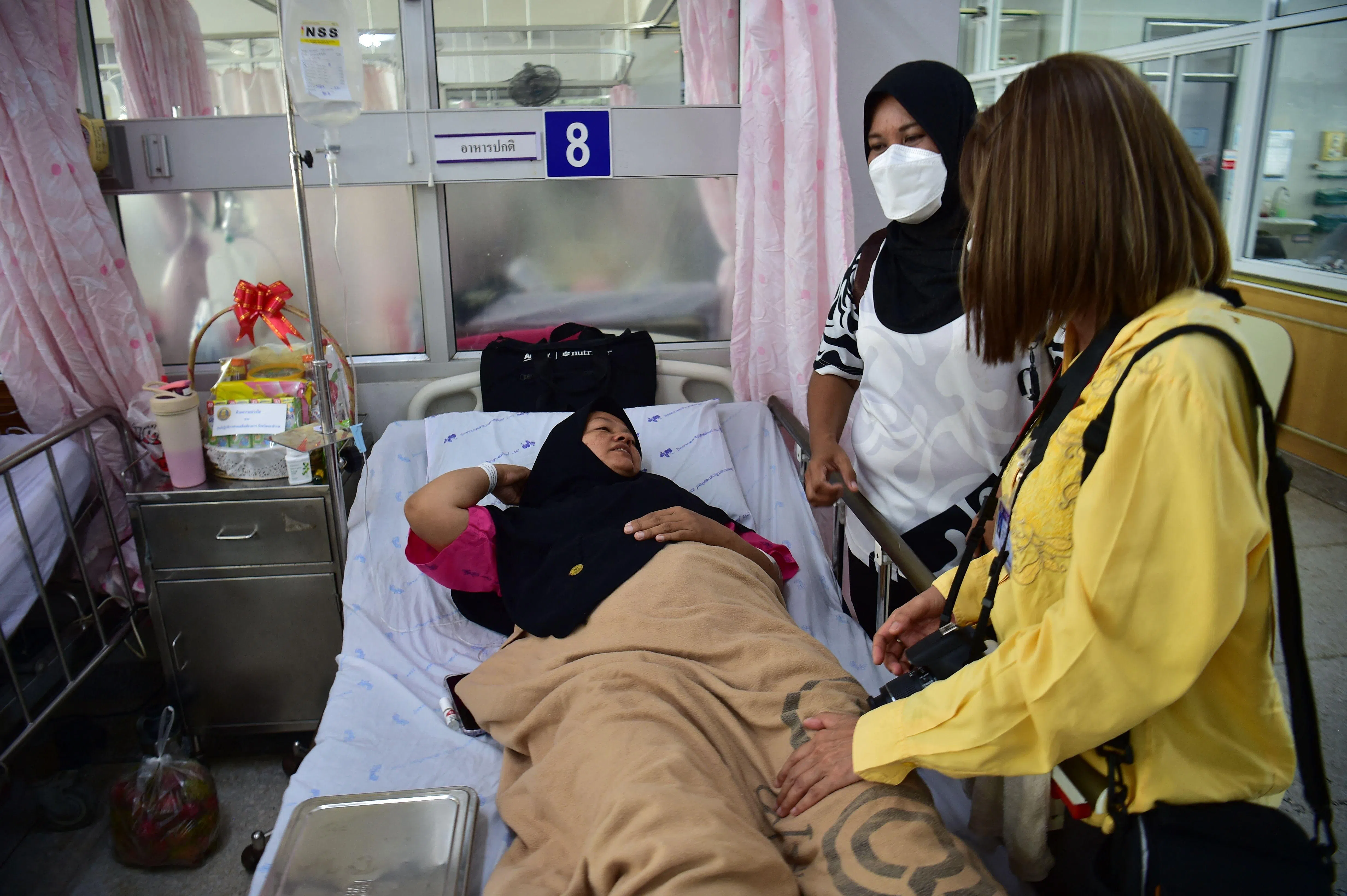 8月23日，一名女子在那拉提瓦府的一家医院接受治疗，她在一起路边爆炸事故中受伤。（法新社）