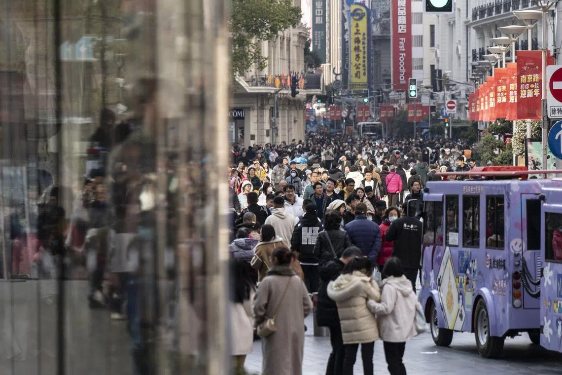 格奥尔基耶娃认为，各国只能通过增长来摆脱困境。照片为2025年1月4日中国上海购物街南京东路的人潮。（彭博社）