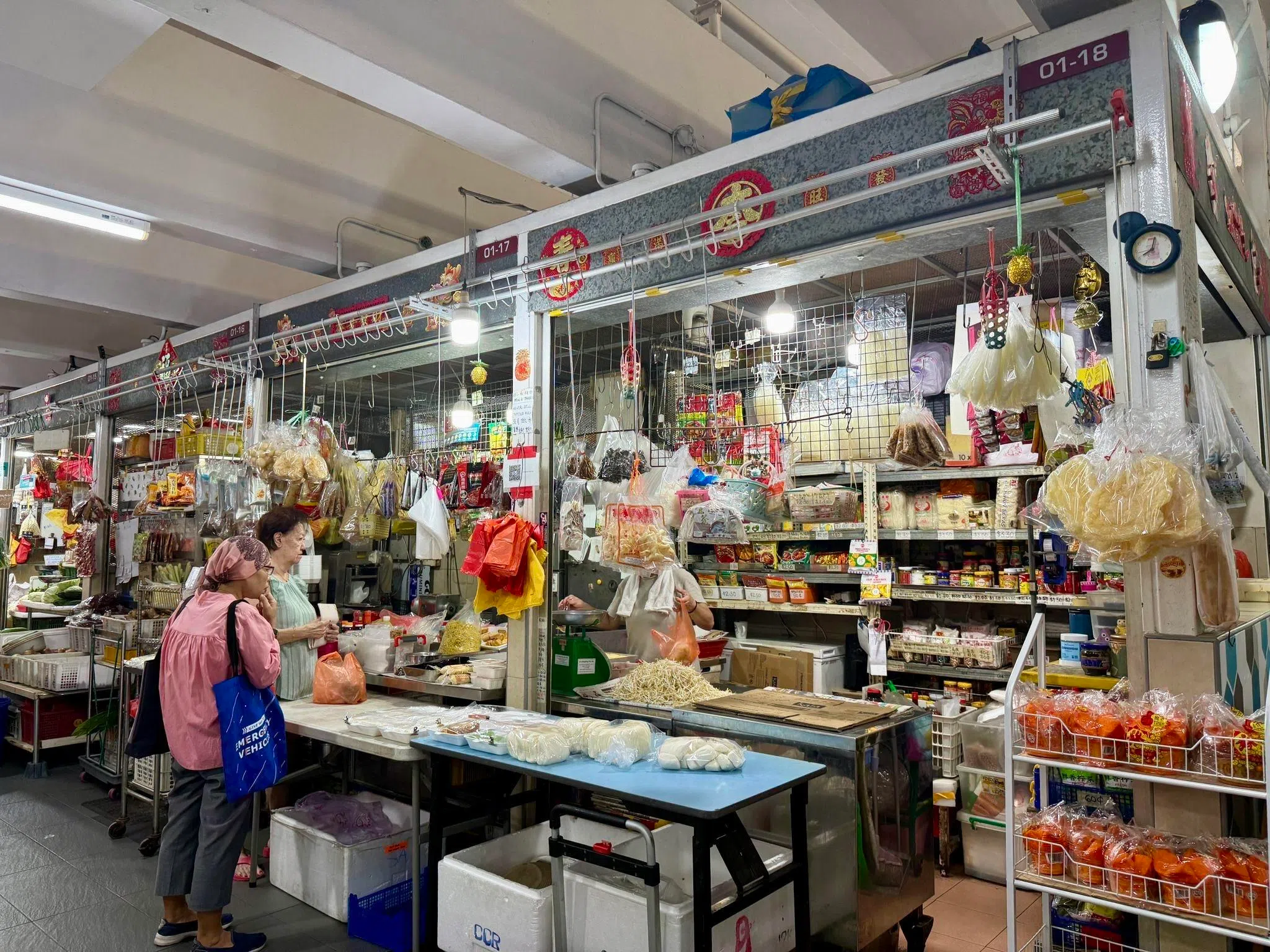 大巴窑4巷第93座巴刹和熟食中心内的一家杂货铺，除了售卖杂货干粮，还卖手工木薯糕。（叶晓虹摄）