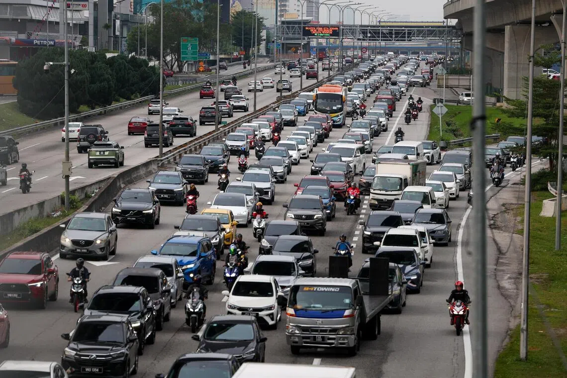 马来西亚政府落实公务员居家办公措施首日，吉隆坡新街场大道等主要道路在尖峰时段的拥堵情况并未明显改善。（ 马新社）