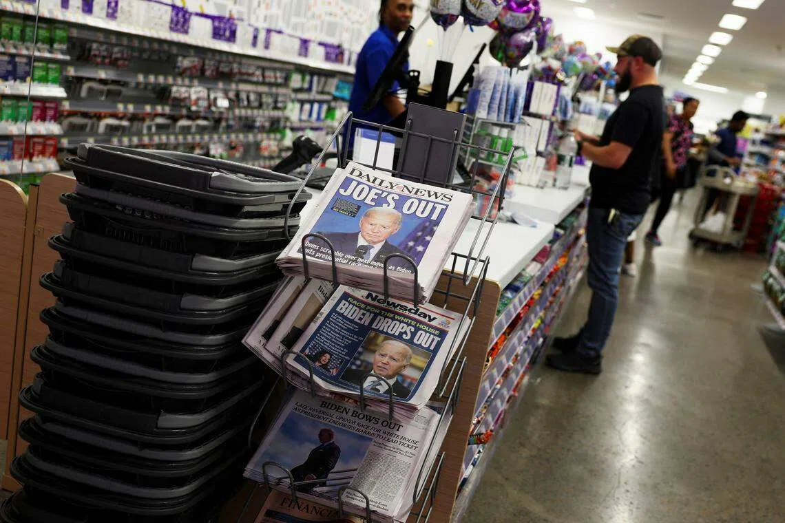 美国总统拜登宣布退选次日，纽约市商铺架上的报纸都在封面重点报道拜登宣布退场的新闻。（路透社）