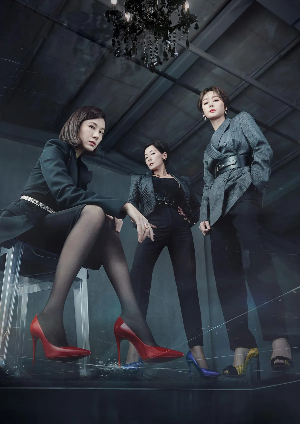 金荷娜（左起）、李慧英和金成铃在《超高跟》展现电视购物市场的激烈竞争。（Viu提供）