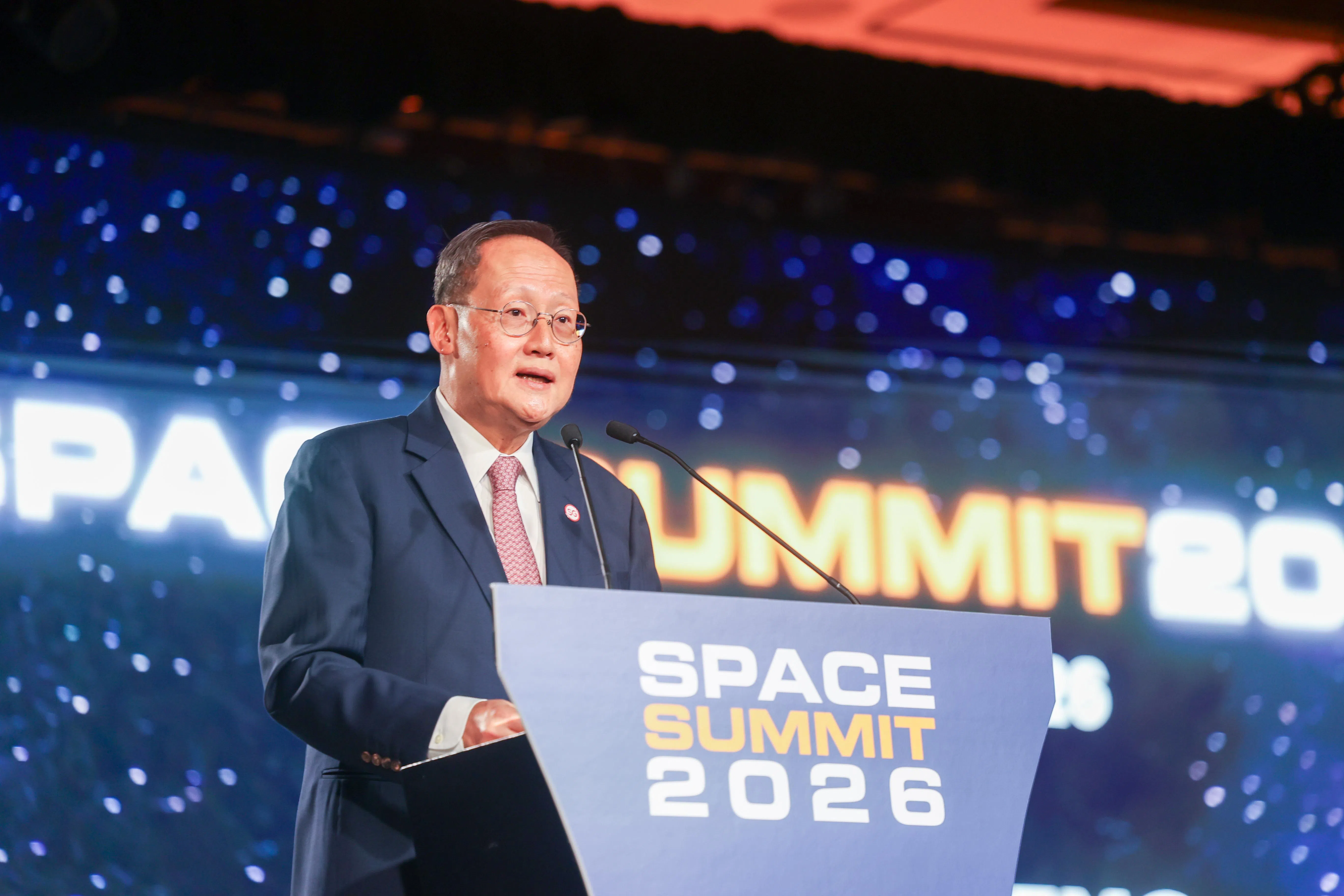 主管能源与科技事务的人力部长陈诗龙医生说，我国航天生态系统不断发展，有70家航天公司和2000名专业人员，从事从设计和制造航天部件，到提供卫星服务等广泛的业务。（吴先邦摄）