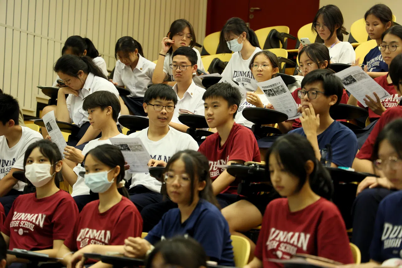 字食族团队2024年第一站来到德明政府中学，开启“字食族”第九代学生作者招募活动。（龙国雄摄）