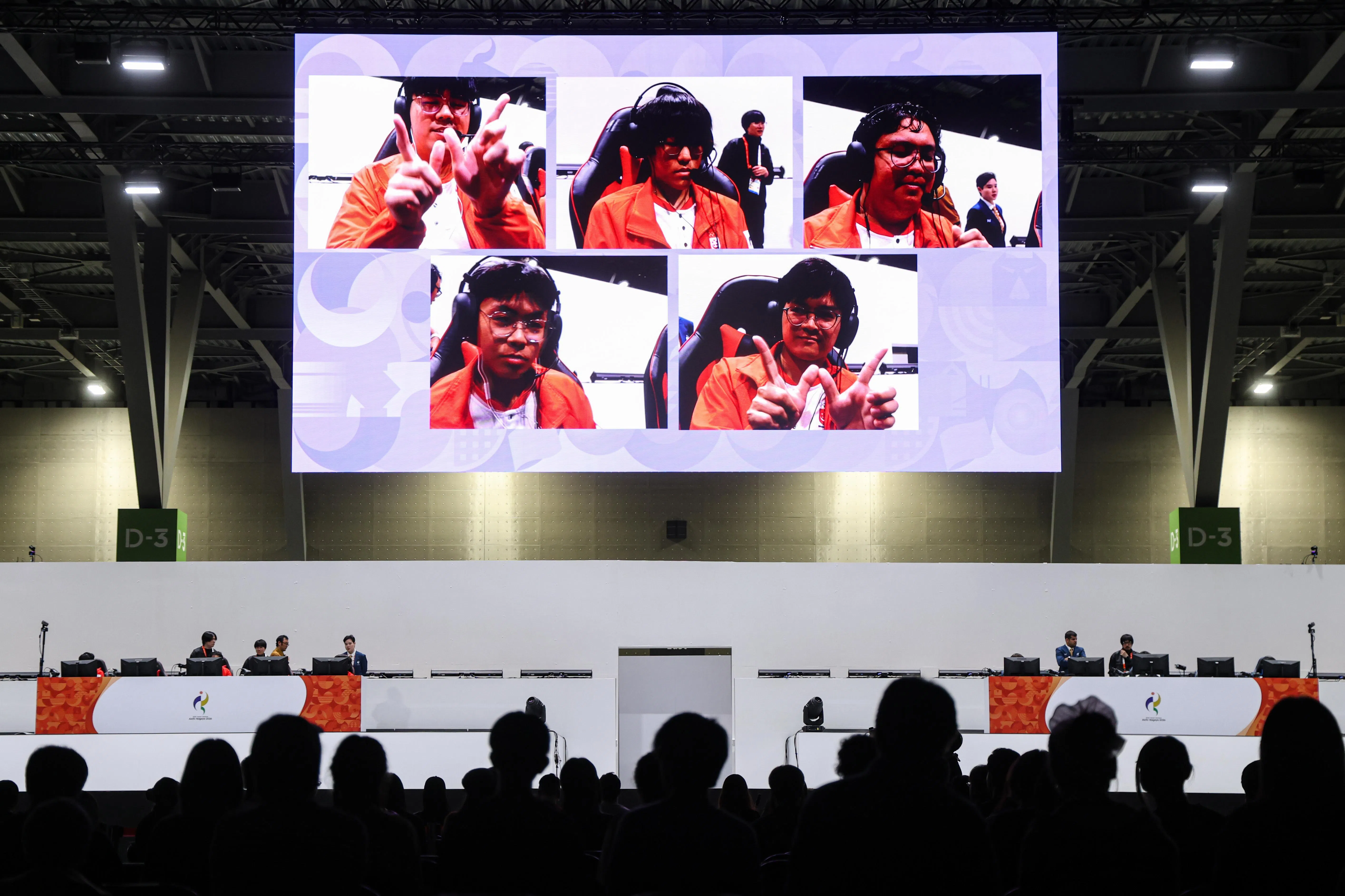首次代表新加坡参加亚运会，我国电竞队成员戴良杰、方世杰、林子澍、邱俊豪和蔡镇恩（左上起顺时针）都表示非常兴奋。（关俊威摄）