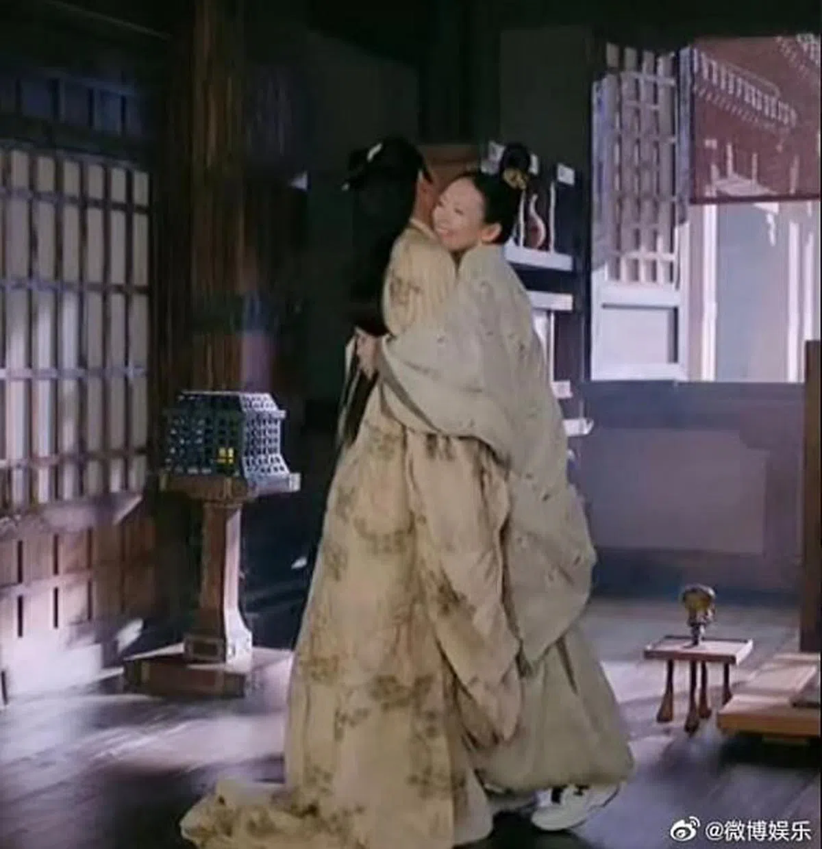 章子怡脚上的运动鞋相当明显。（互联网）