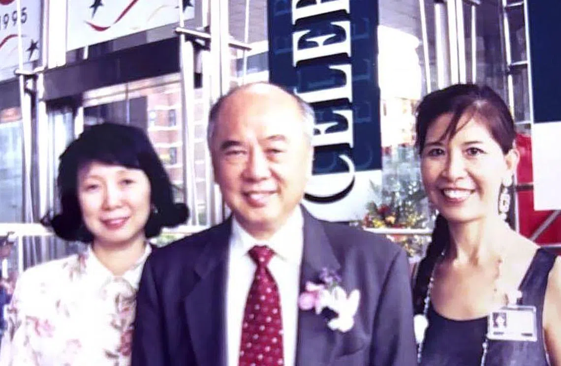这是谢美茹（右）与黄祖耀（中）和他的长女黄玮玲，将近30年前的一张合照，大家共处多年，已如同家人般熟络。（黄玮玲提供）