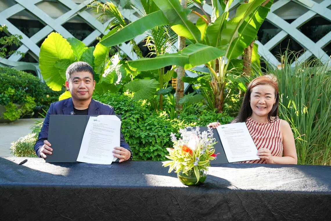 联合早报》是活动的媒体合作伙伴。图为Apex Infinite Entertainment Global首席运营官詹希豪（左）和新报业媒体营销渠道主管陆丽琴（右）签署谅解备忘录。（主办方提供）