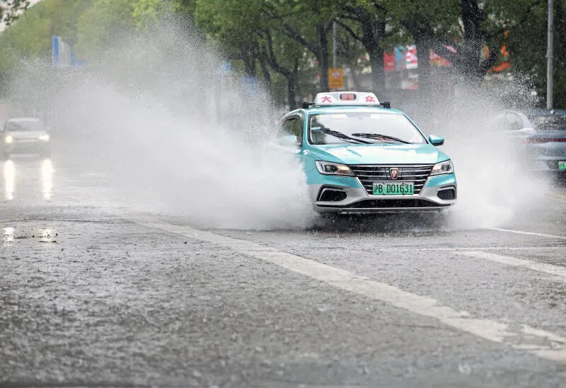 受台风“白海豚”影响，上海8月9日已出现明显风雨天气。图为车辆当天行驶在上海市闵行区道路上。（新华社）