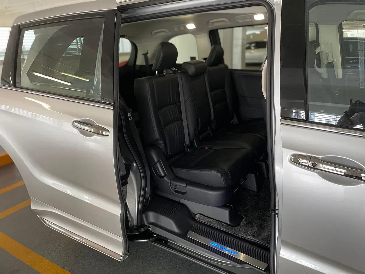 推拉式的后门是现代保姆车采纳的一贯设计，使在狭窄空间上下车更容易。（车商提供）