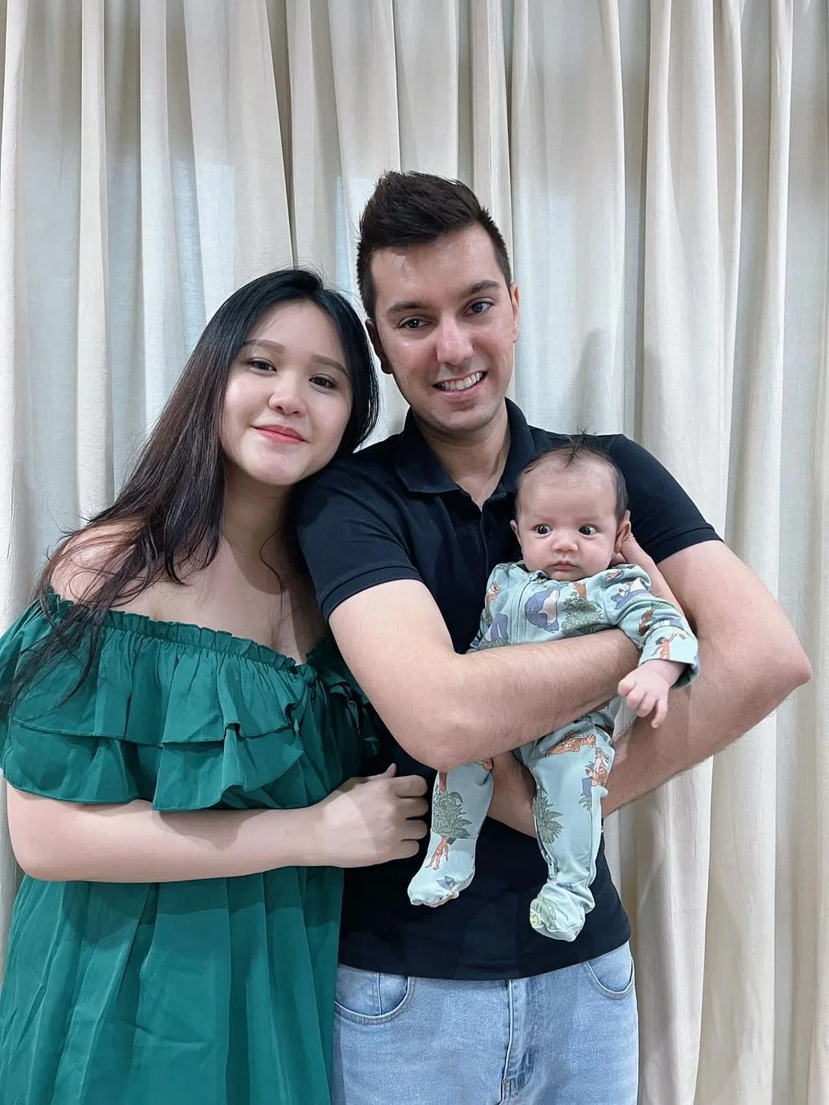 黄文永的女儿黄美恩2月23日受访时仍在坐月子。图为她和丈夫及儿子的全家福。（受访者提供）