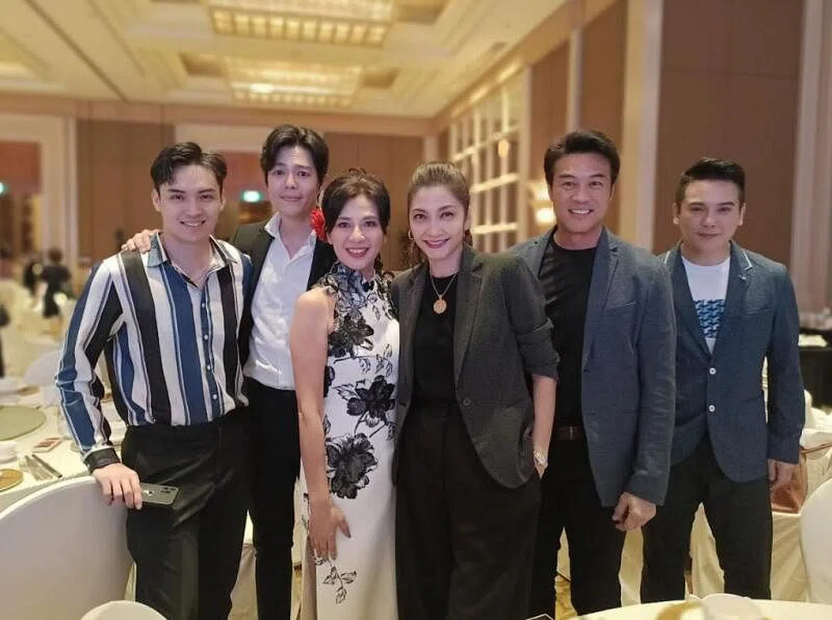 （左起）郑凯介、张耀栋、何永芳、黄碧仁、郑各评、沈炜竣合照。（受访者提供）