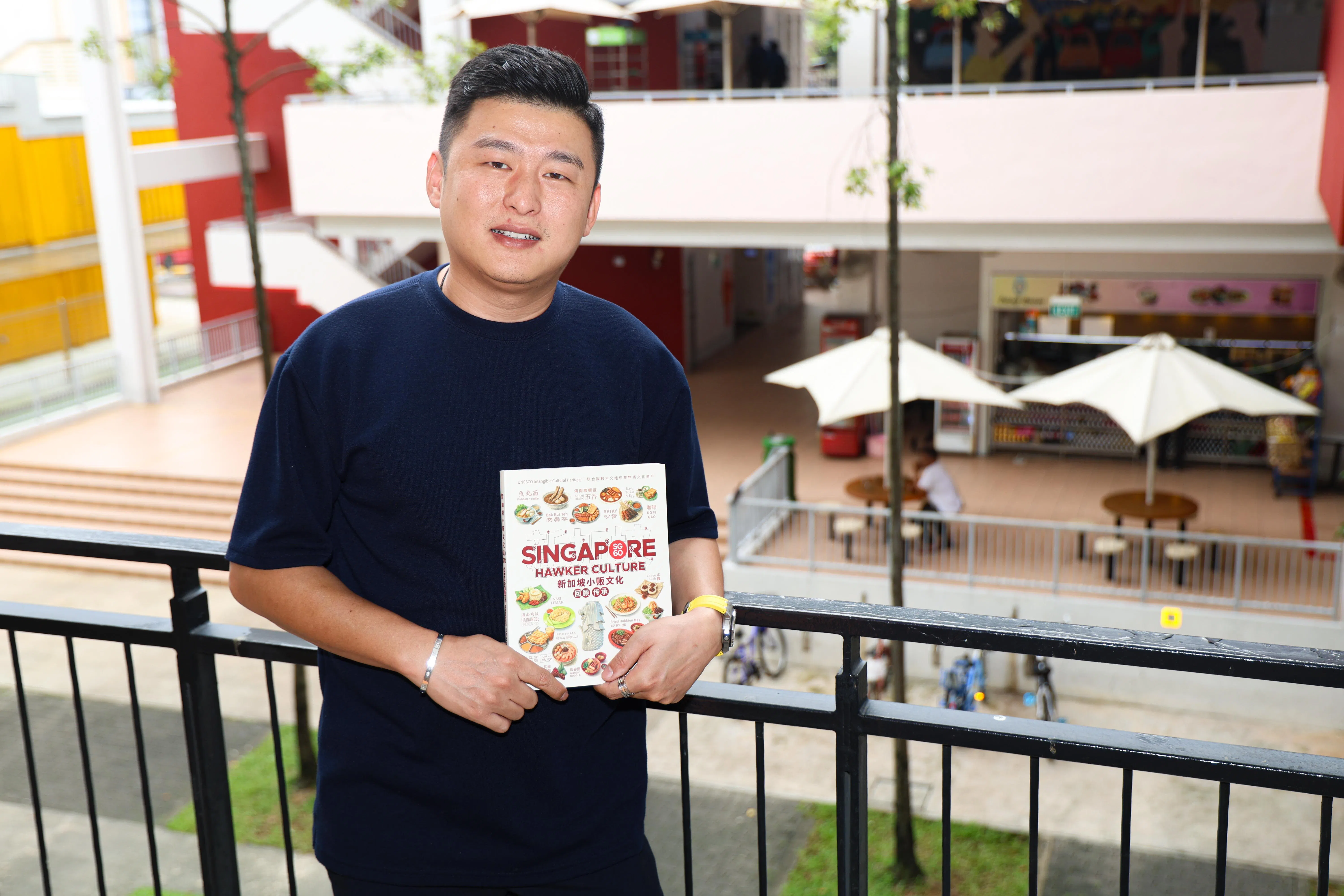 新一代小贩曹勇的故事收录在《新加坡小贩文化——回顾传承》中。他曾是五星级酒店的厨师，2016年改当小贩经营煮炒和蒸鱼，希望让民众在小贩中心也能以平价吃上星级美食。（关俊威摄）