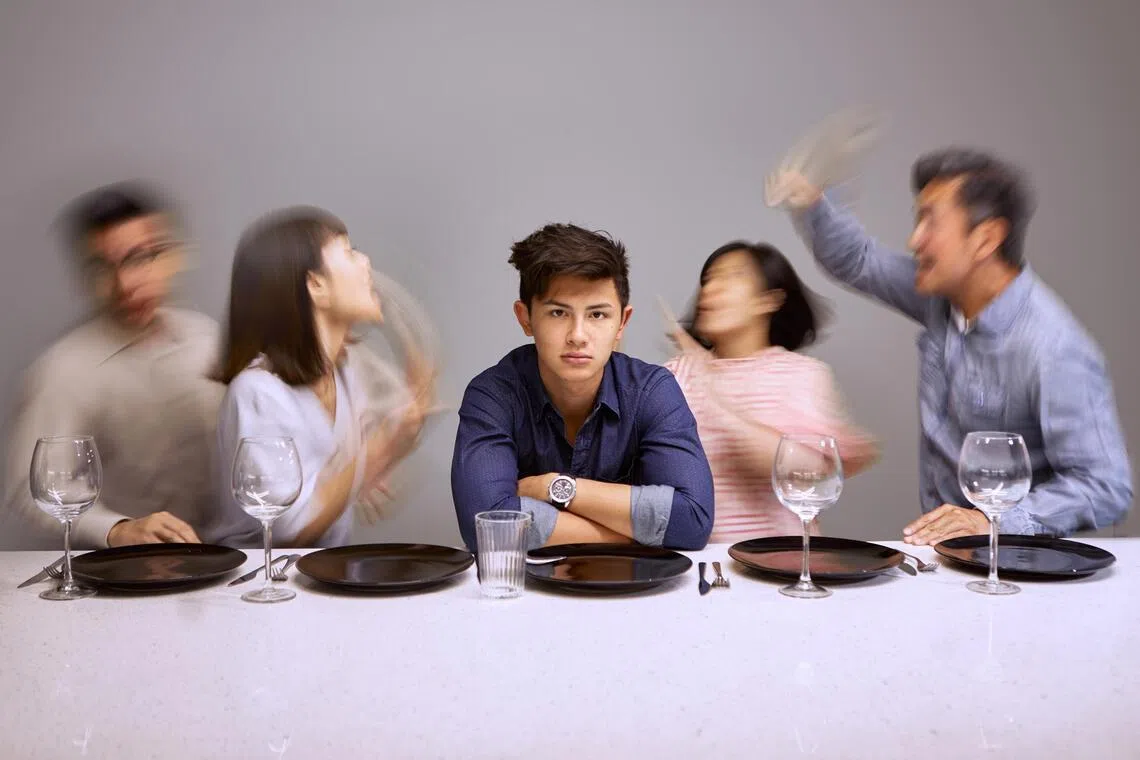 彭耀顺（右一）和小儿子彭佳显（右三）曾在2010年同台演出舞台剧《迟来之客》。（档案照）